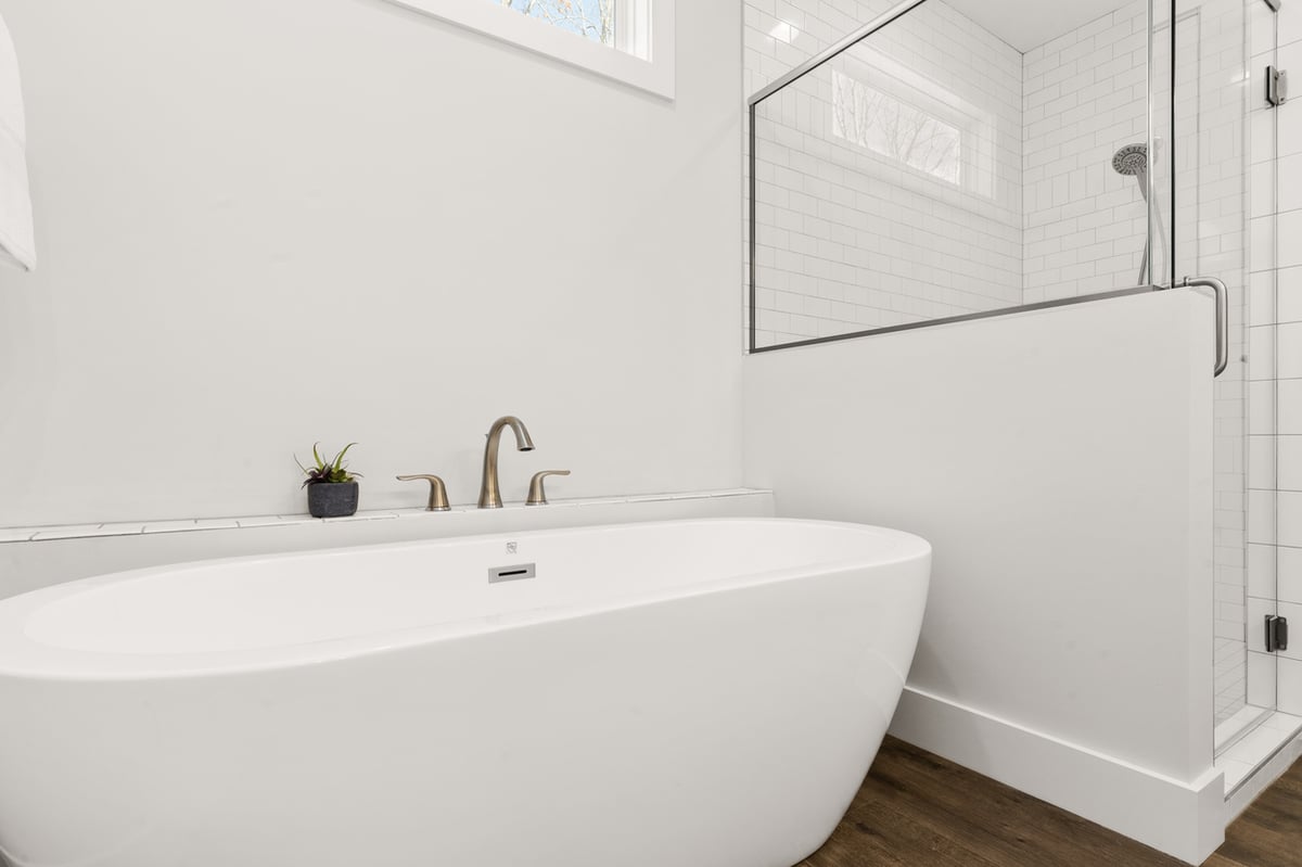 Freestanding tub next to walk-in shower in Vonore custom home in Knoxville, TN